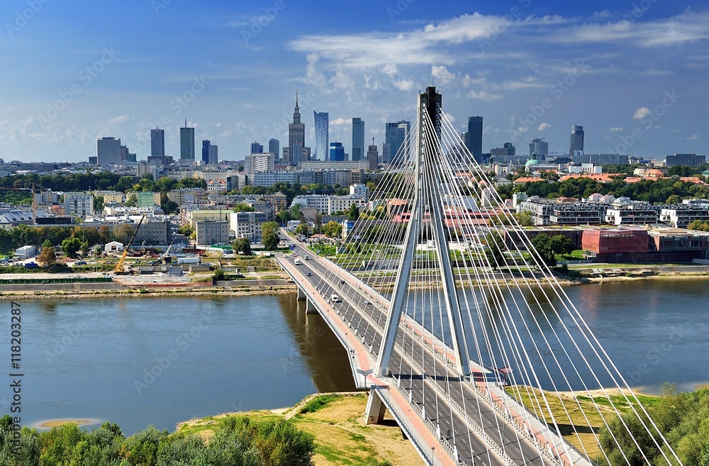 Most Świętokrzyski w Warszawie, panorama miasta z wieżowcami, Wisła, słoneczny dzień.