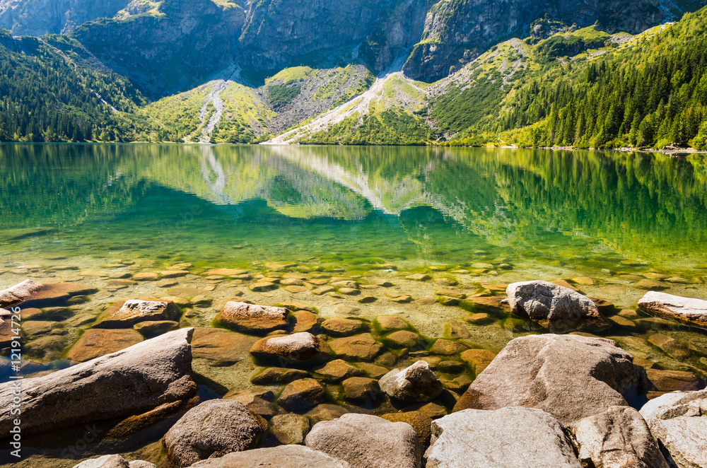 Obraz na płótnie przedstawiający Tatry i odbicie gór w tafli Morskiego Oka, idealny do wnętrz nowoczesnych i skandynawskich.