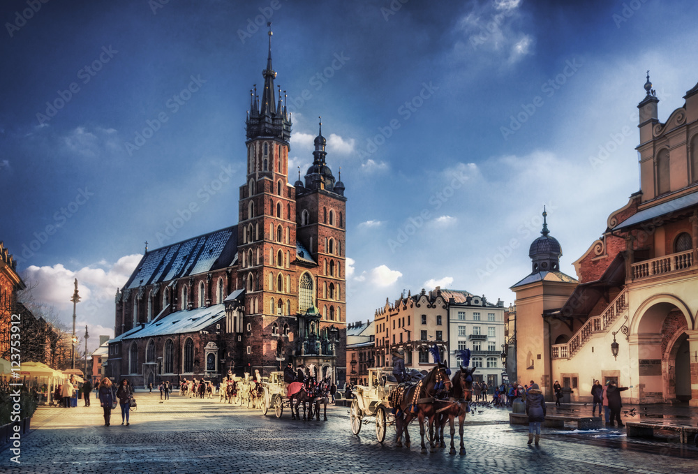 Obraz na płótnie przedstawiający Kościół Mariacki i dorożki na Rynku Głównym w Krakowie, idealny do klasycznych i rustykalnych wnętrz.