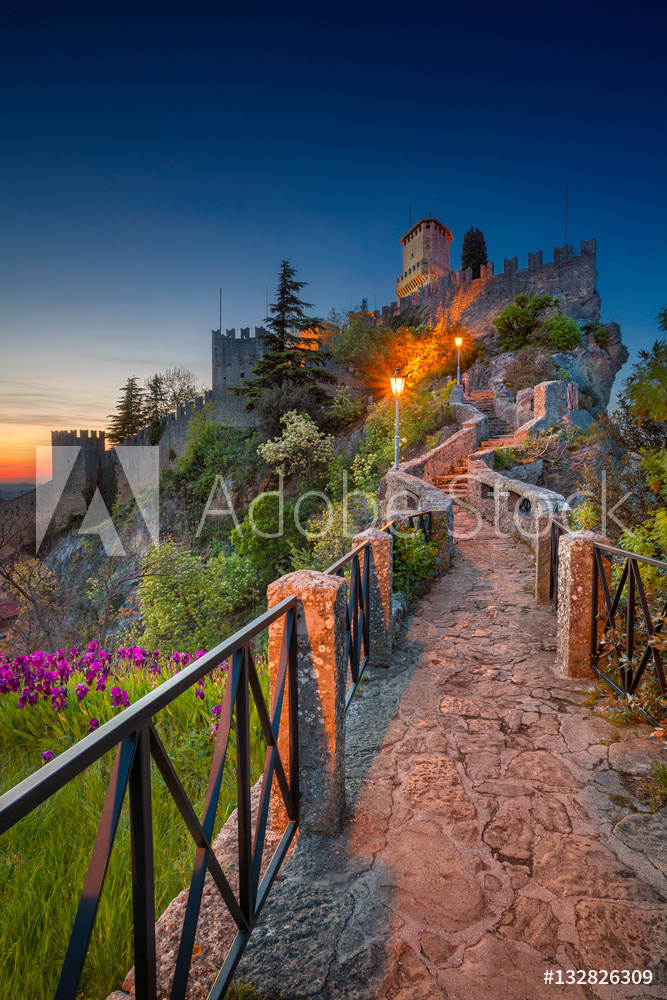 Obraz na płótnie  Obraz zamku w San Marino podczas zachodu słońca | fotoobraz w salonie