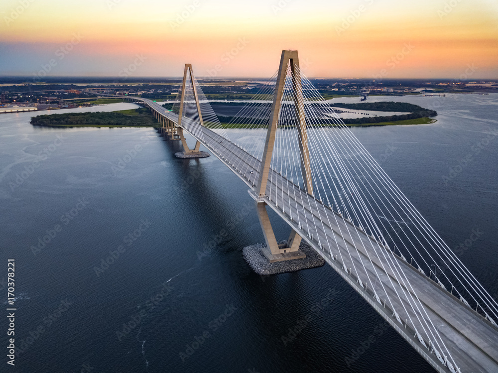 Obraz drukowany na płótnie przedstawiający Most Ravenel w Charleston o zmierzchu