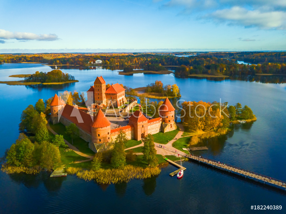 Obraz na płótnie Beautiful drone landscape image of Trakai castle w salonie