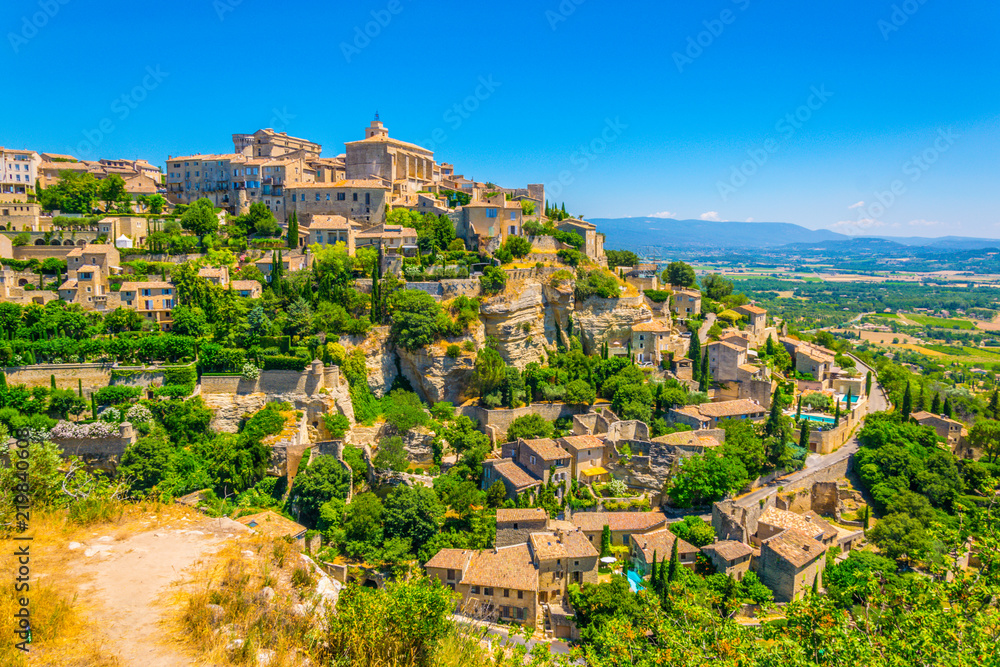 Obraz przedstawiający wioskę Gordes we Francji w prowansalskim krajobrazie