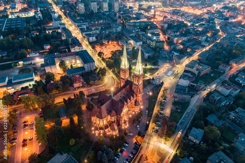 Widok nocny na Bazylikę św. Antoniego i centrum miasta Rybnik z lotu ptaka