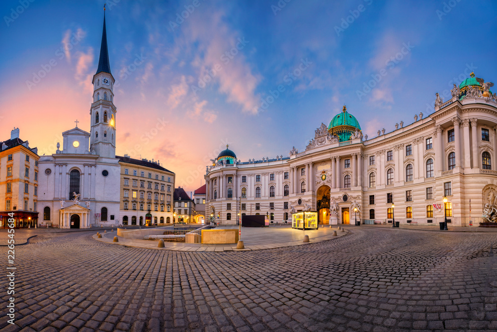 Plac Michaela w Wiedniu z Kościołem św. Michała i fragmentem pałacu Hofburg o poranku