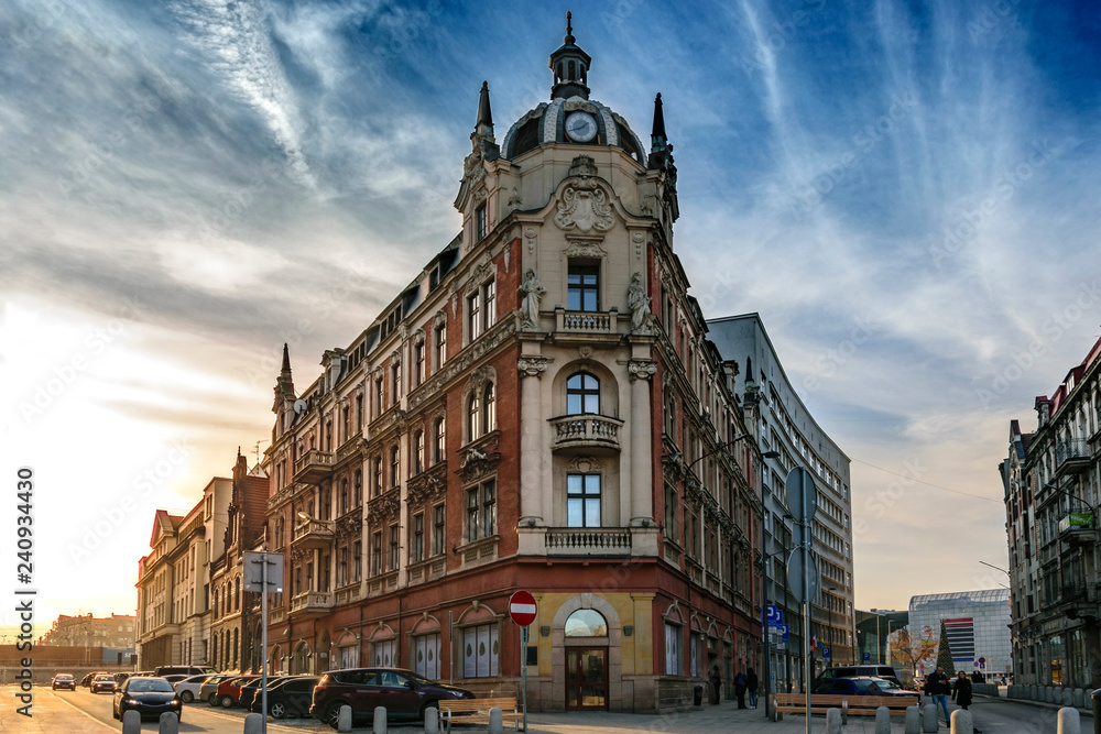 Zabytkowa kamienica w centrum Katowic w świetle zachodzącego słońca