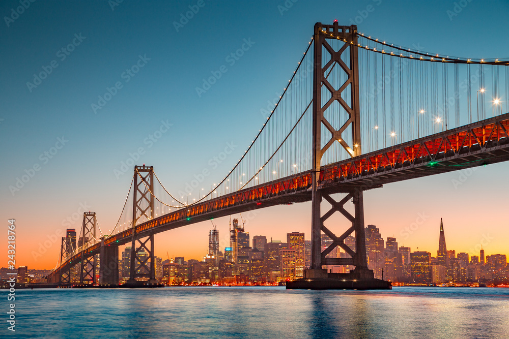 Obraz drukowany na płótnie z widokiem na Bay Bridge i panoramę San Francisco o zachodzie słońca