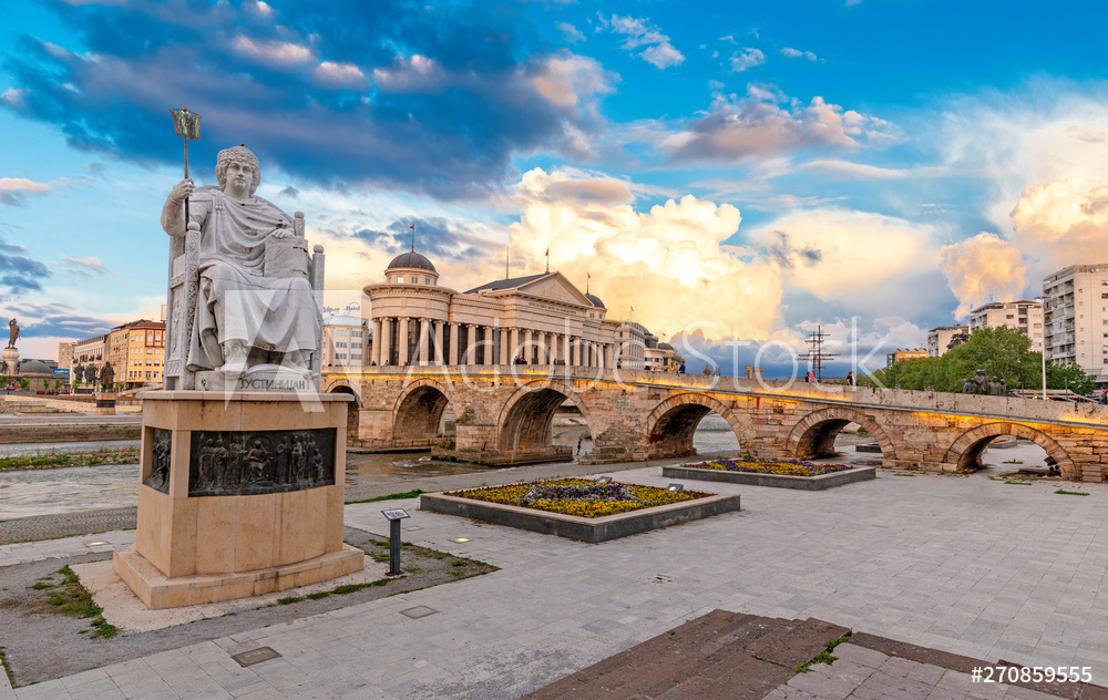  Posąg cesarza bizantyjskiego Justyniana i kamienny most | fotoobraz