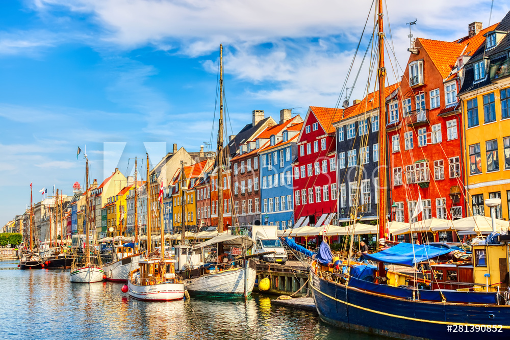 Obraz na płótnie Copenhagen iconic view. Famous old Nyhavn port in the center of Copenhagen, Denmark during summer sunny day w salonie