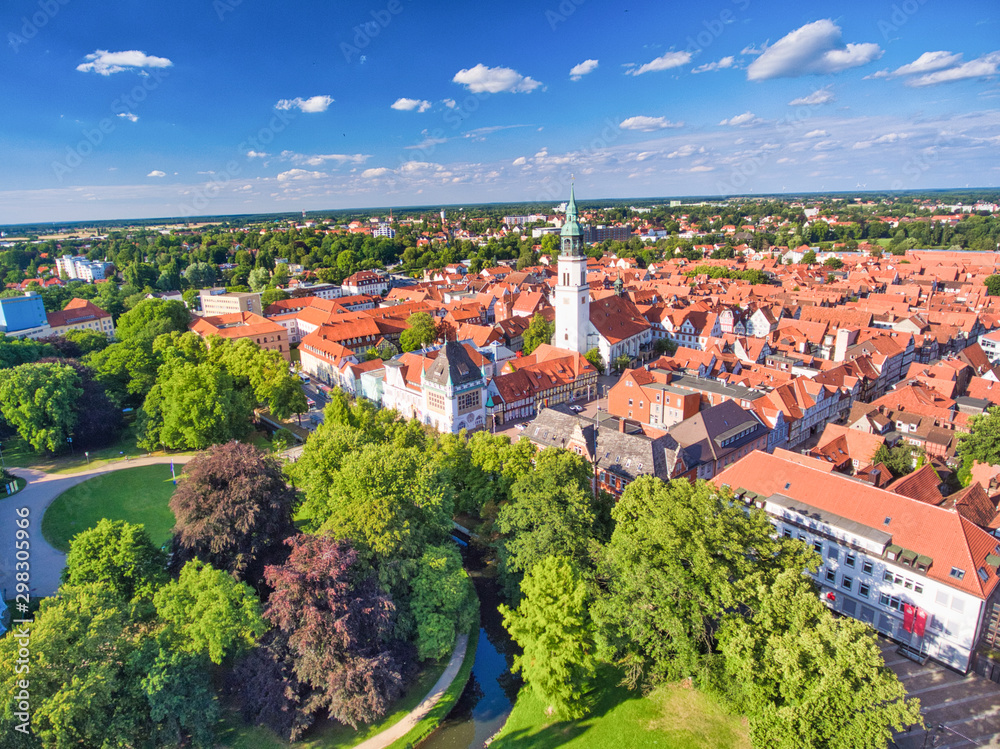 Widok z lotu ptaka na miasto Celle w Niemczech z czerwonymi dachami i zielonym parkiem