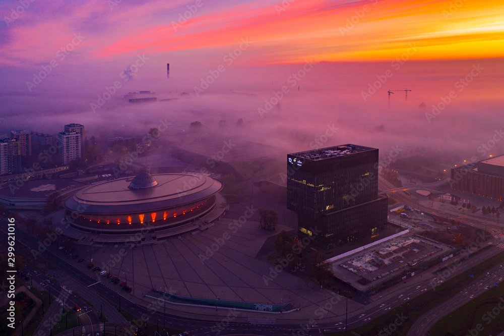 Katowice Spodek o poranku we mgle i świetle wschodzącego słońca