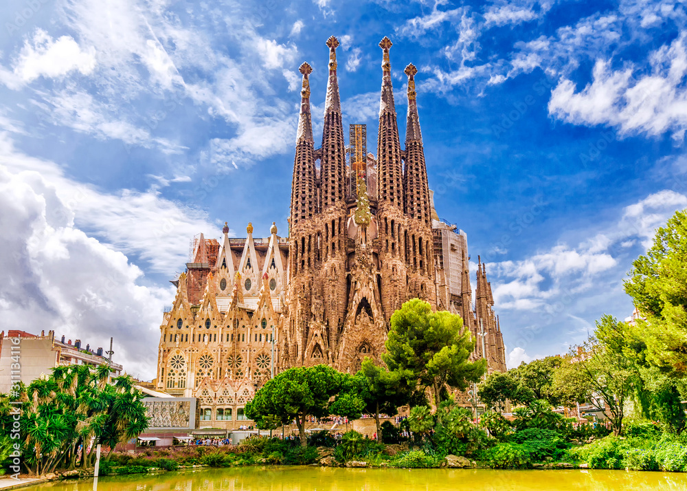 Obraz przedstawiający Bazylikę Sagrada Familia w Barcelonie, monumentalne dzieło architektoniczne autorstwa Antonio Gaudiego