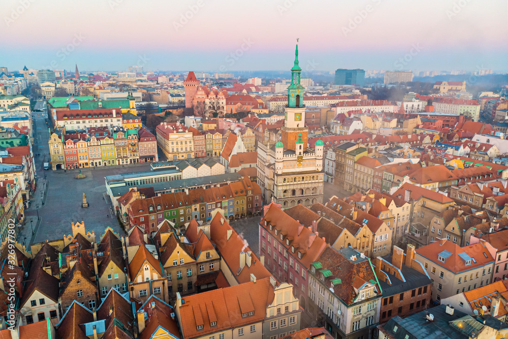 Obraz na płótnie ukazujący wschód słońca nad Starym Rynkiem w Poznaniu