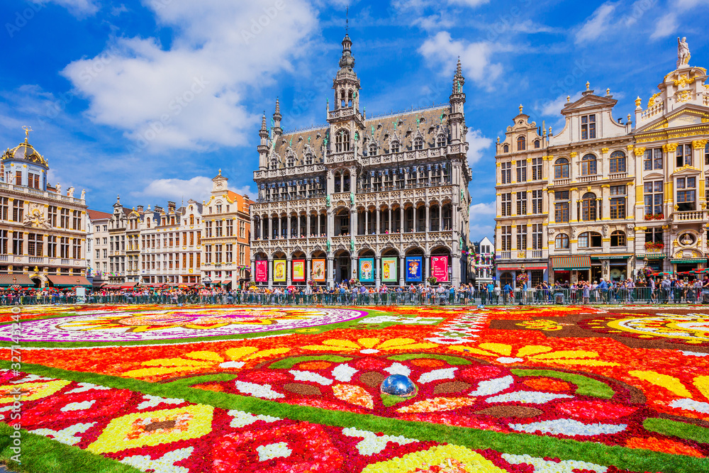 Grand Place w Brukseli podczas Festiwalu Dywanów Kwiatowych