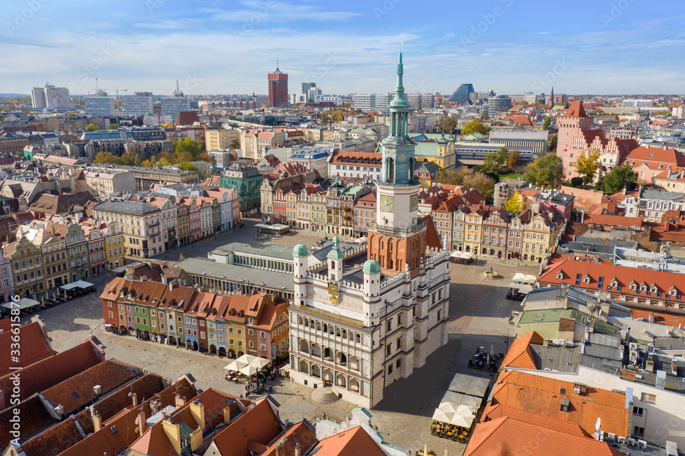 Obraz na płótnie przedstawiający widok z drona na Stary Rynek w Poznaniu