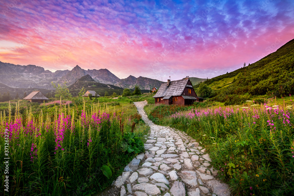 Obraz na płótnie przedstawiający letni wschód słońca na Hali Gąsienicowej, Tatry, Polska