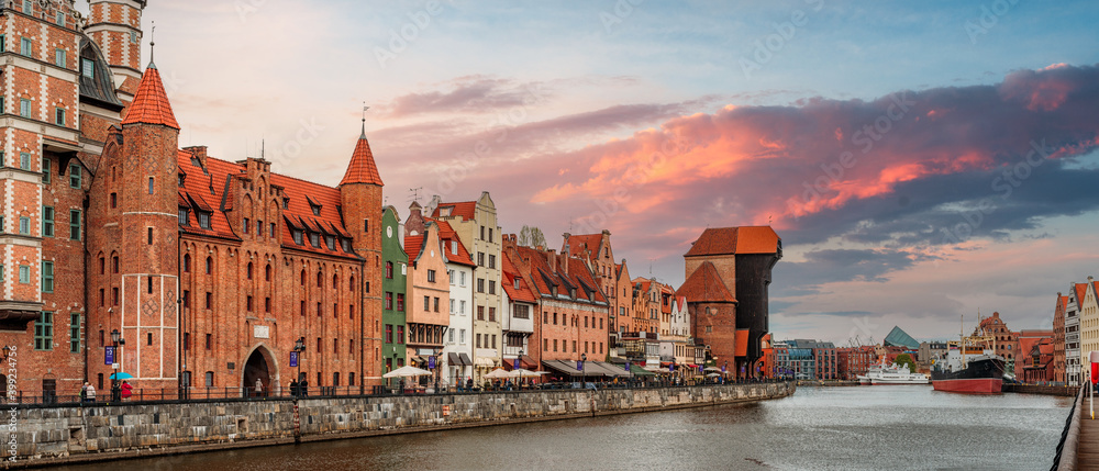 Gdańsk, Długie Pobrzeże, kolorowe kamienice, Żuraw, Motława, wieczorne niebo, panorama.