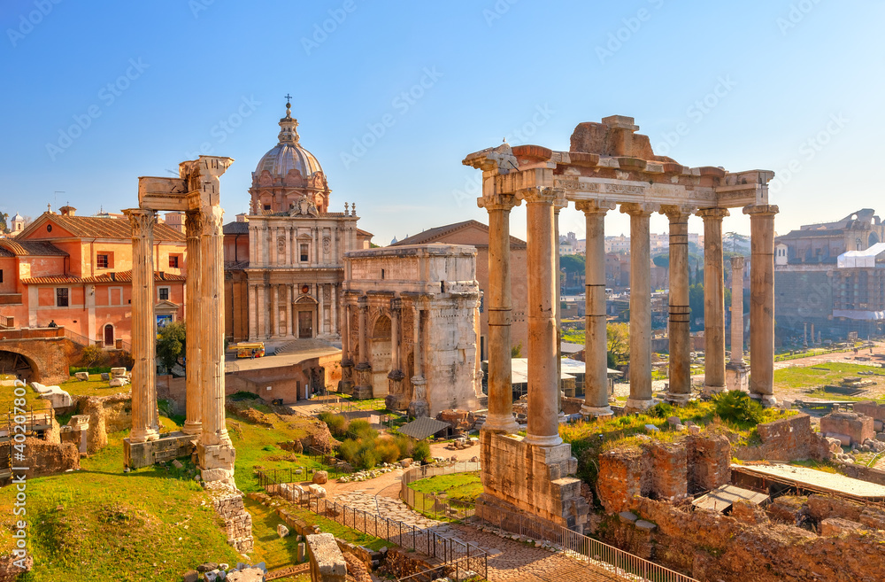 Forum Romanum w Rzymie oświetlone porannym słońcem