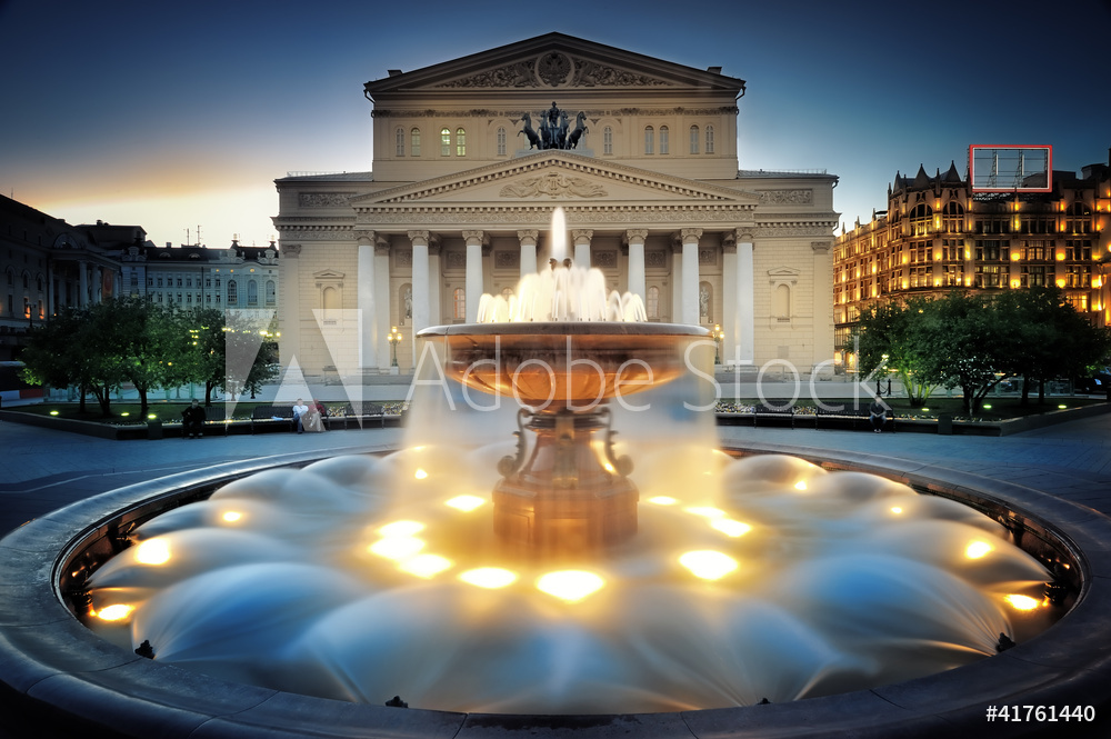 Obraz na płótnie fontanna na placu w pobliżu Teatru Bolszoj | fotoobraz w salonie