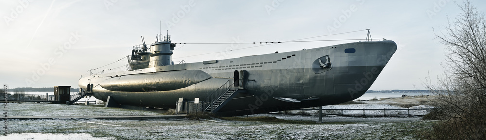 Niemiecki okręt podwodny U-995 jako muzealny eksponat przy Laboe Naval Memorial, widziany na tle dramatycznego, pochmurnego nieba i zimowego pejzażu