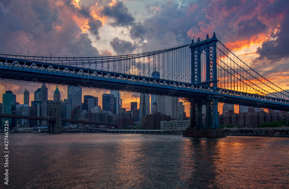 Zachód słońca nad Nowym Jorkiem z widokiem na Manhattan Bridge i most Brookliński