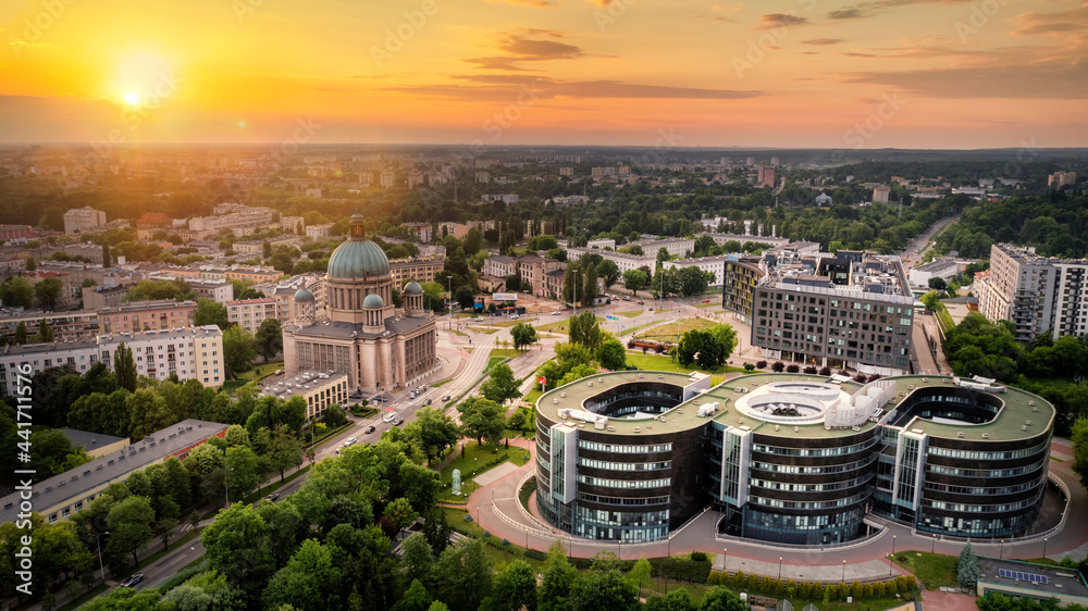 Panorama miasta Łódź o zachodzie słońca – widok na katedrę i nowoczesne budynki