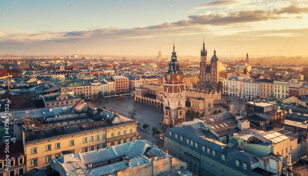 Obraz na płótnie przedstawiający poranny widok na Rynek Główny i Kościół Mariacki w Krakowie z lotu ptaka, idealny do klasycznych i nowoczesnych wnętrz.