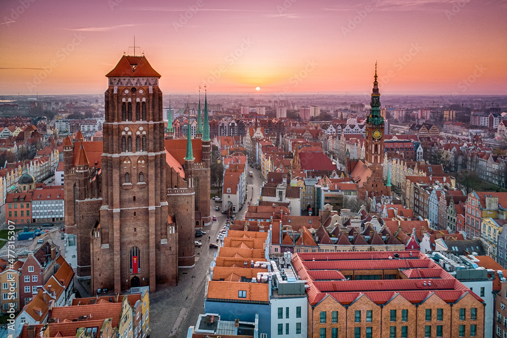 Gdańsk o świcie, panorama miasta, Bazylika Mariacka, Ratusz, czerwone dachy, pastelowe niebo.