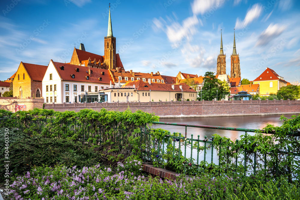 Wrocławskie Stare Miasto nad Odrą z Katedrą Świętego Jana Chrzciciela, widok na historyczną zabudowę Ostrowa Tumskiego.