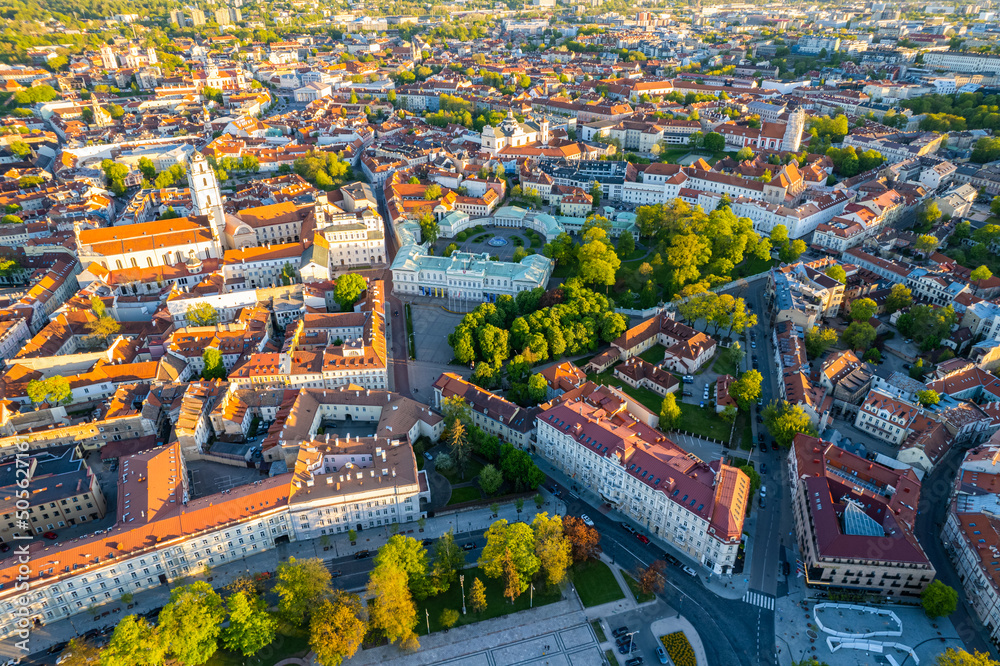 Widok z lotu ptaka na wiosenne Stare Miasto w Wilnie