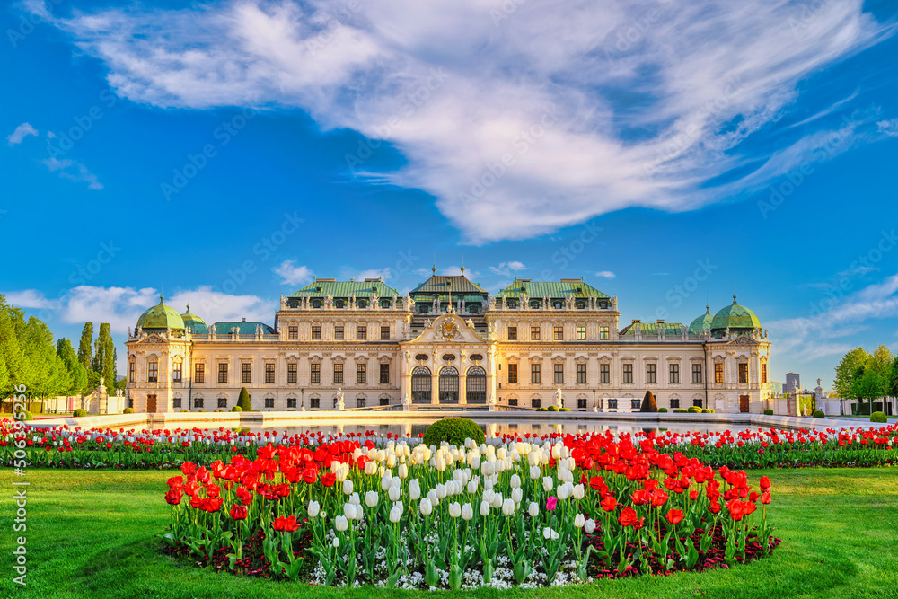 Pałac Belvedere w Wiedniu otoczony kwiatami tulipanów