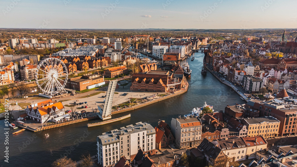 Panorama Gdańska z lotu ptaka, Motława, Stare Miasto, Młyn, nowoczesne i zabytkowe budynki.