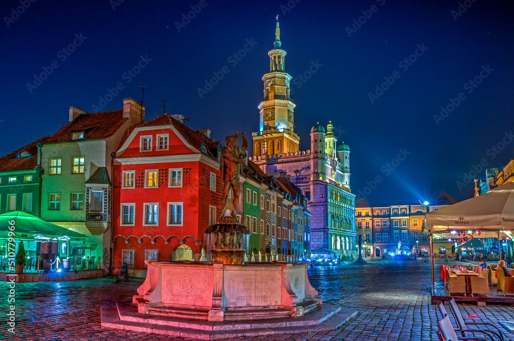 Obraz na płótnie przedstawiający nocny widok na Stary Rynek w Poznaniu