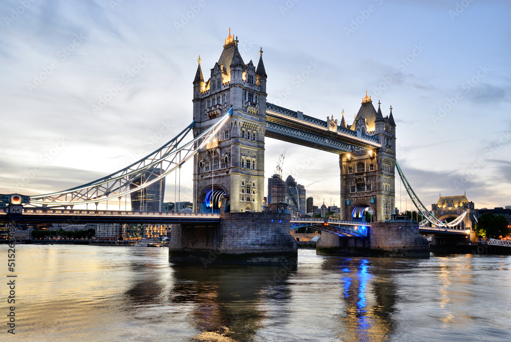 Obraz drukowany na płótnie przedstawiający Tower Bridge w Londynie o zmierzchu, z odbiciem mostu w wodach Tamizy