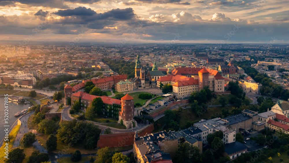 Obraz na płótnie przedstawiający Zamek Królewski na Wawelu i panoramę Krakowa o zachodzie słońca z lotu ptaka.