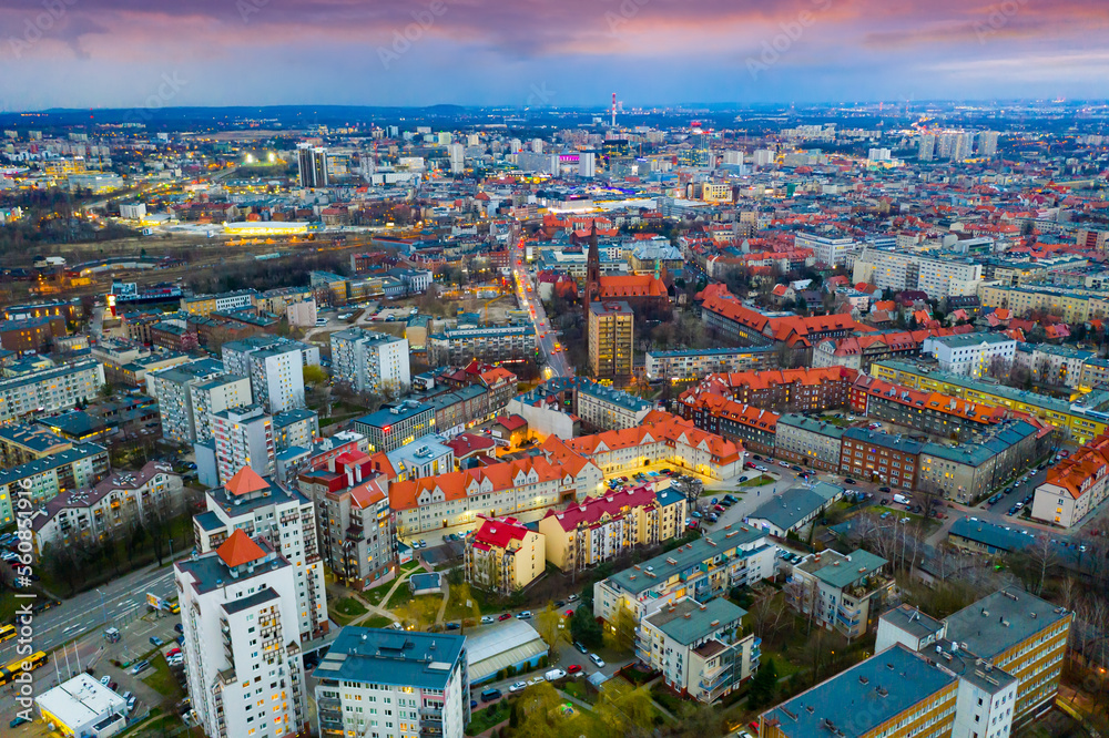 Panoramiczny widok Katowic z lotu ptaka o zmierzchu