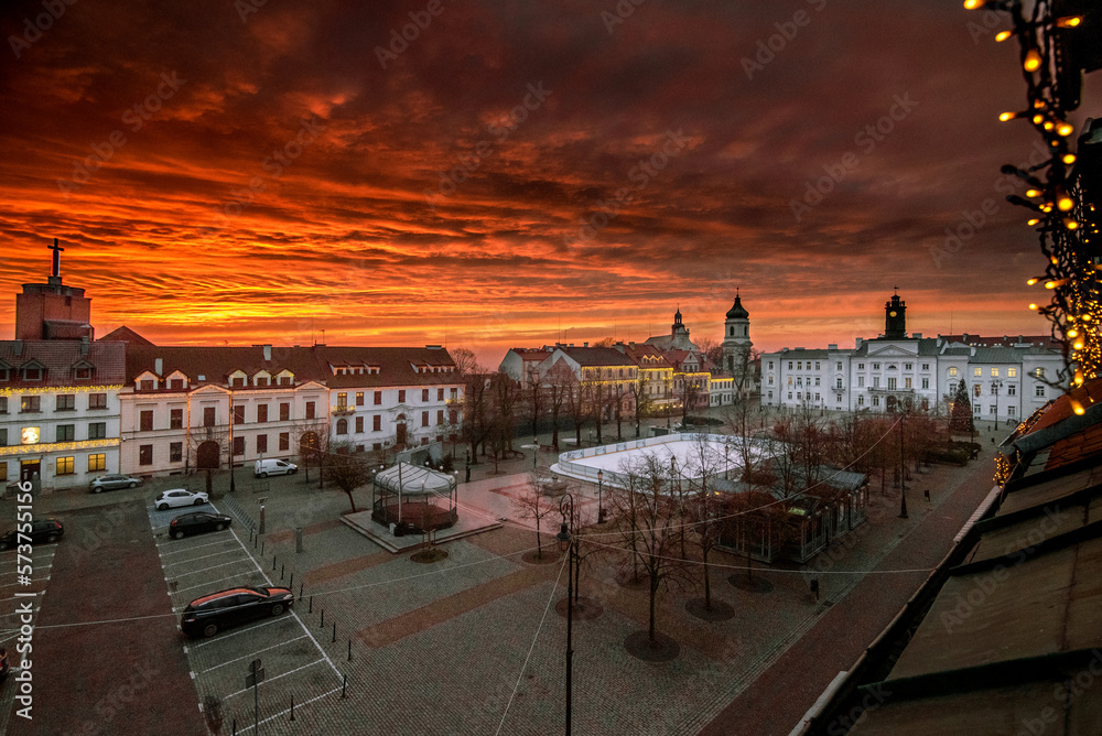 Obraz przedstawiający płonące niebo nad Starym Miastem w Płocku