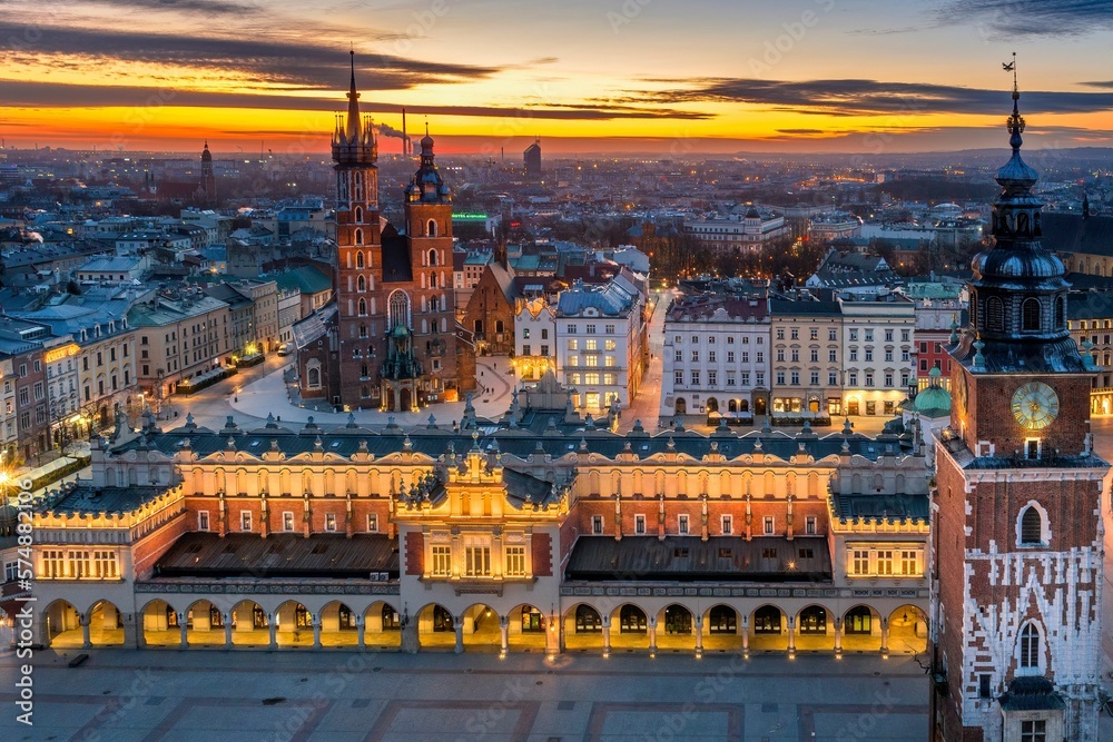 Rynek Główny w Krakowie o wschodzie słońca, widok z lotu drona