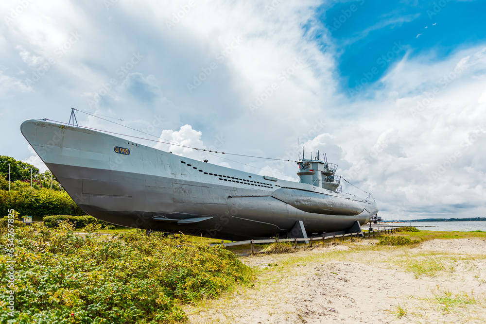 Obraz drukowany na płótnie przedstawiający niemiecki okręt podwodny U-995 na plaży w Laboe, muzeum marynistyczne.