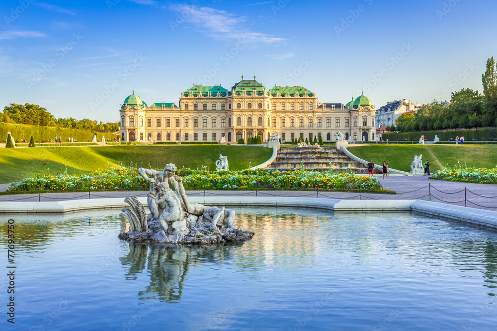 Pałac Belvedere w Wiedniu z ogrodem i stawem