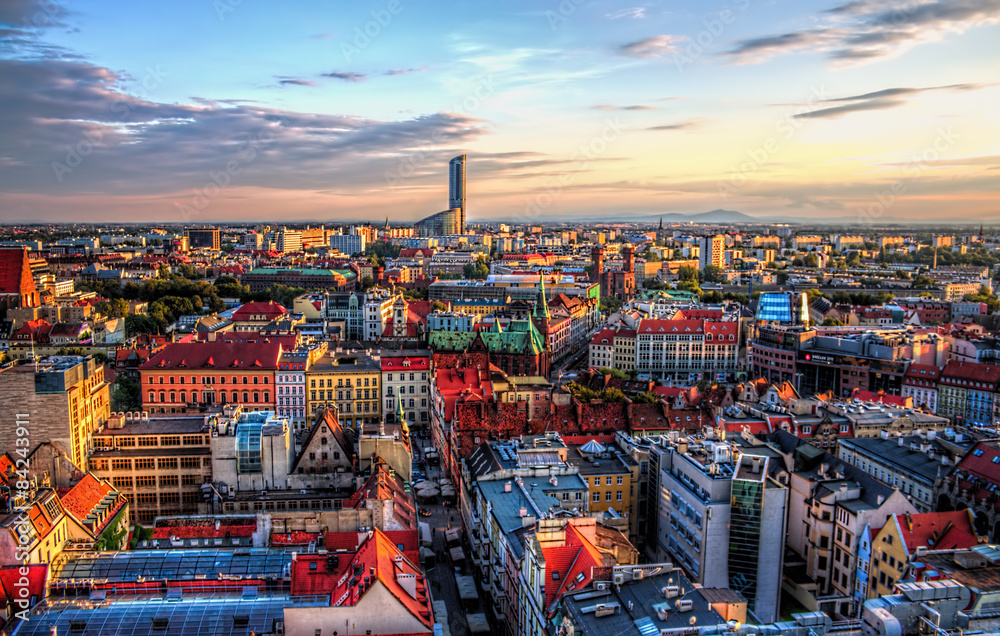 Panorama Wrocławia o zmierzchu z widokiem na miasto z lotu ptaka, nowoczesne budynki i zabytkowa architektura