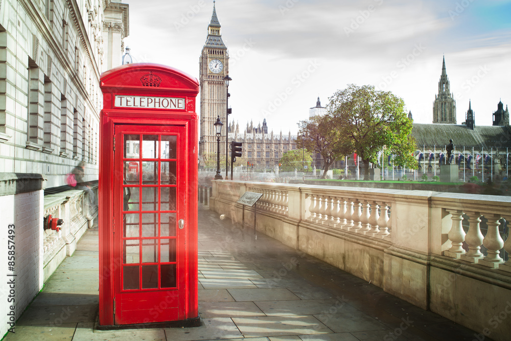 Obraz na płótnie przedstawiający czerwoną budkę telefoniczną i Big Ben w Londynie, idealny do nowoczesnych wnętrz.