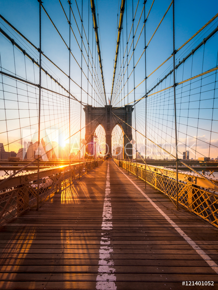 Brooklyn Bridge na tle słońca