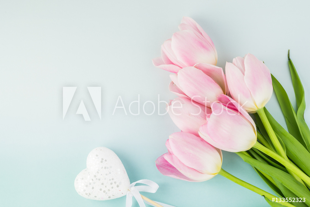 Obraz na płótnie Różowe tulipany z serduszkiem w salonie