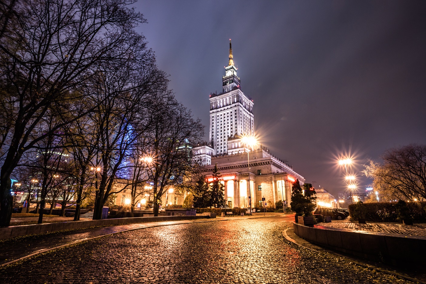 Obraz na płótnie Oświetlony Pałac Kultury i Nauki w Warszawie | Obraz na pótnie w salonie